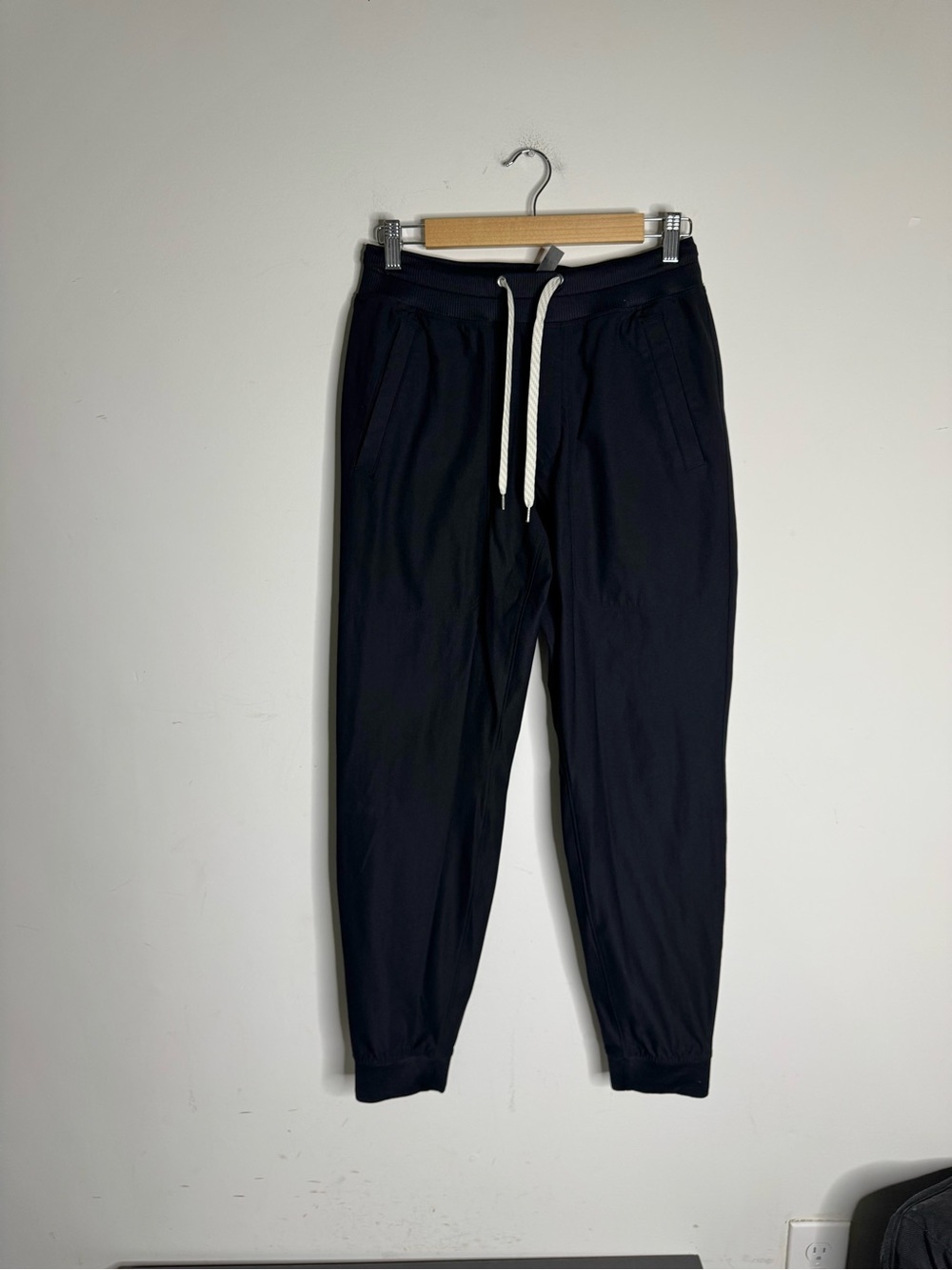 Vuori Men’s Kore Jogger Black Athletic Pants - Picture 3 of 9